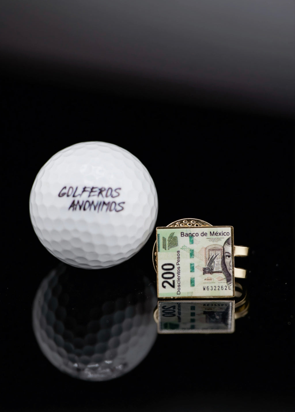 200 Pesos ball marker and clip